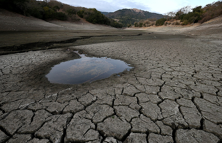 http://www.jdimplemente.co.za/media/Global/images/JDI/Images/articles/2018/03/drought.jpg    