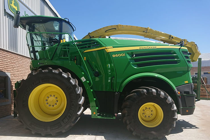 http://www.jdimplemente.co.za/media/Global/images/JDI/Images/articles/2019/02/JD_harvester2.jpg